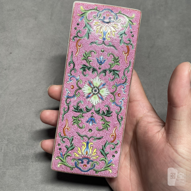 清乾隆 宫粉地画道洋彩缠枝花卉纹长方盒 - 图8
